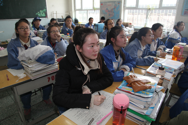 五家渠高级中学组织学生进行中学生守则日常行为规范知识考试