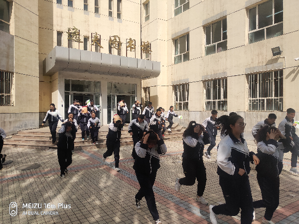 学生紧急下楼疏散