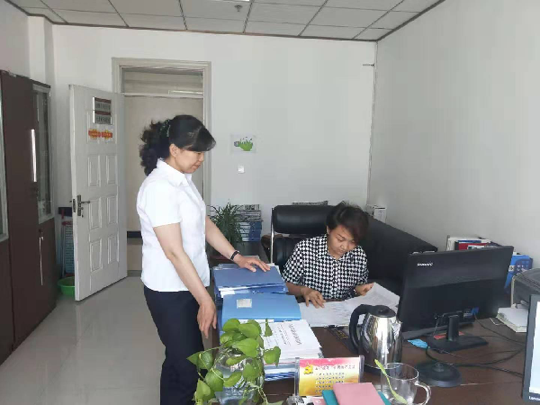 五家渠纤检所工作人员正开展内部审核及管理评审工作。
