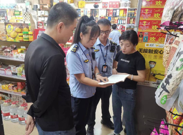 执法服务暖人心 商户称赞送锦旗