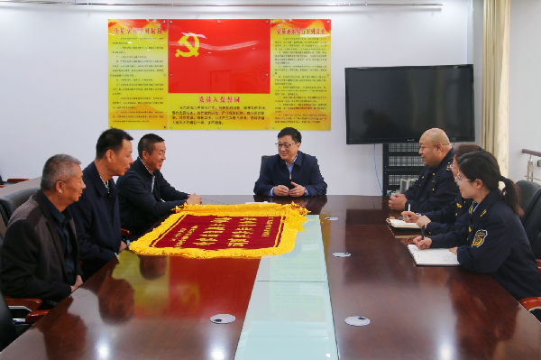 师市市场监管局转供电整治显成效 收获企业致谢锦旗