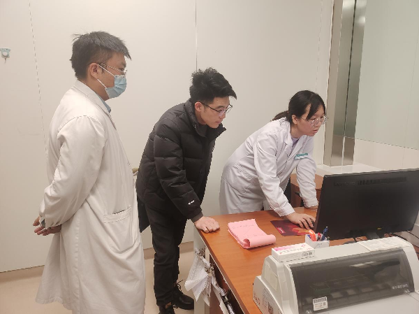 六师五家渠市市场监管局 开展节前药品安全检查